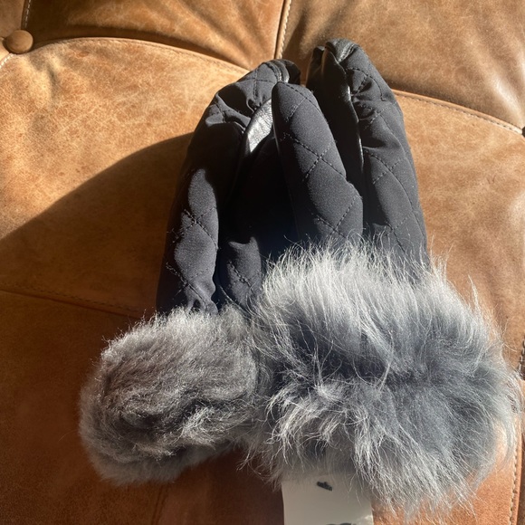 UGG Quilted Smart Mittens - Mismatched Sizes - As Is - Picture 5 of 13